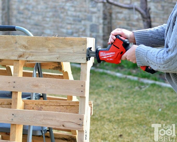 How To Disassemble A Pallet With Reciprocating Saw